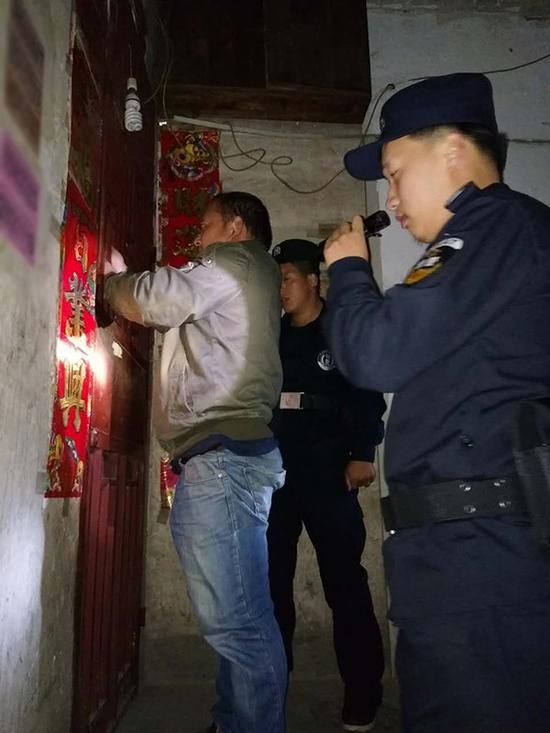 张掖地区粗心妈妈误将幼女锁家中 